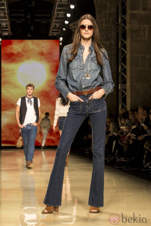 Pantalón de campana y camisa vaquera de Mango en el desfile de la 080 Barcelona Fashion 2015
