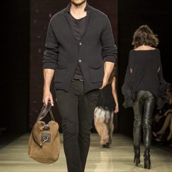 Andrés Velencoso con un look 'total black' de Mango en el desfile de la 080 Barcelona Fashion 2015