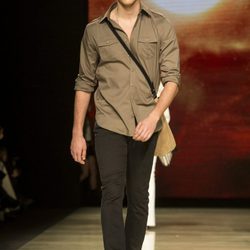 Camisa color caqui y pantalón negro de Mango en el desfile de la 080 Barcelona Fashion 2015