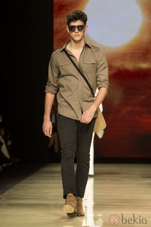 Camisa color caqui y pantalón negro de Mango en el desfile de la 080 Barcelona Fashion 2015