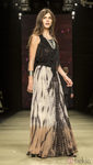Elisa Sednaoui con una camiseta de flecos y una falda larga de Mango en el desfile de la 080 Barcelona Fashion 2015