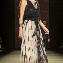 Elisa Sednaoui con una camiseta de flecos y una falda larga de Mango en el desfile de la 080 Barcelona Fashion 2015