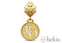 Chapa con las siglas de Jennifer Lopez en su colección primavera/verano 2015 para Endless Jewelry