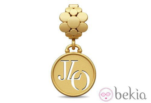 Chapa con las siglas de Jennifer Lopez en su colección primavera/verano 2015 para Endless Jewelry