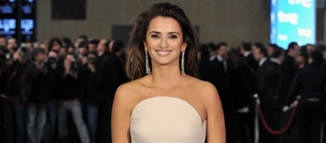 Penélope Cruz con un Versace en la alfombra roja de los Premios Goya 2010