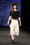 Pantalón pirata acampanado y camiseta negra de TCN en el desfile de la 080 Barcelona Fashion 2015º