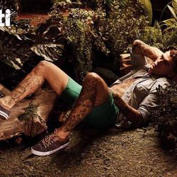 Stephen James posando con la colección primavera/verano 2015 de Xti