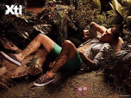 Stephen James posando con la colección primavera/verano 2015 de Xti