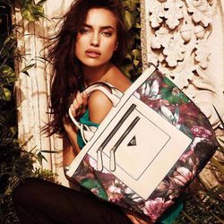 Irina Shayk posando con un bolso de la colección primavera/verano 2015 de Xti