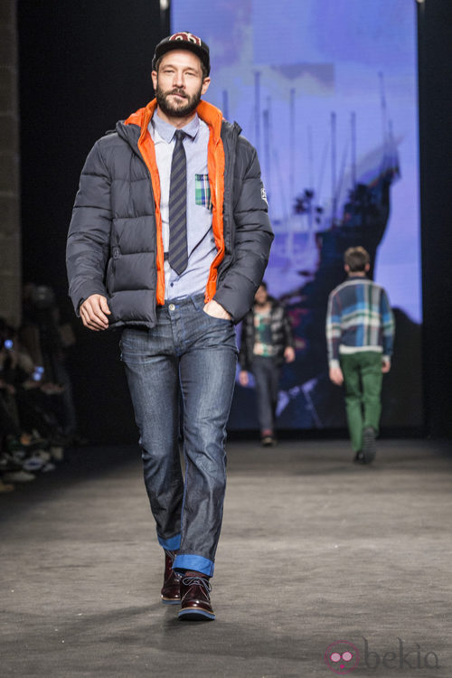 John Halls desfilando con la colección otoño/invierno 2015/2016 de Desigual en la 080 Barcelona Fashion
