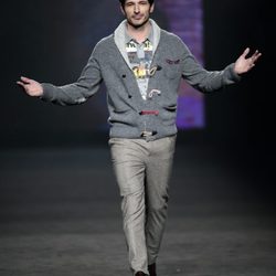 Andrés Velencoso desfilando con la colección otoño/invierno 2015/2016 de Desigual en la 080 Barcelona Fashion