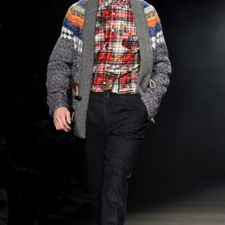 Nicolás Coronado desfilando con la colección otoño/invierno 2015/2016 de Desigual en la 080 Barcelona Fashion