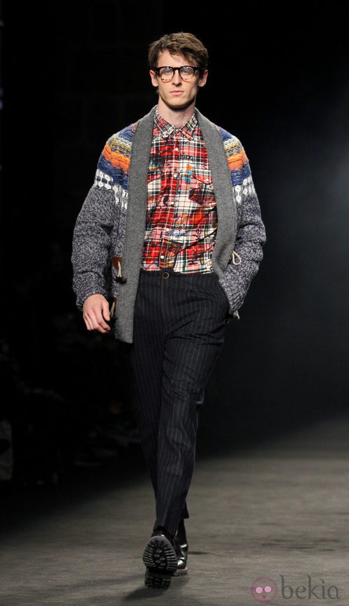 Nicolás Coronado desfilando con la colección otoño/invierno 2015/2016 de Desigual en la 080 Barcelona Fashion