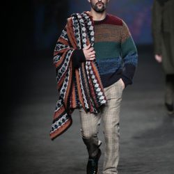Tony Ward desfilando con la colección otoño/invierno 2015/2016 de Desigual en la 080 Barcelona Fashion