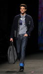Juan Betancourt desfilando con la colección otoño/invierno 2015/2016 de Desigual en la 080 Barcelona Fashion