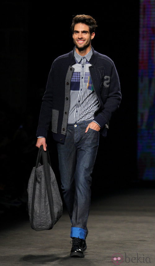 Juan Betancourt desfilando con la colección otoño/invierno 2015/2016 de Desigual en la 080 Barcelona Fashion