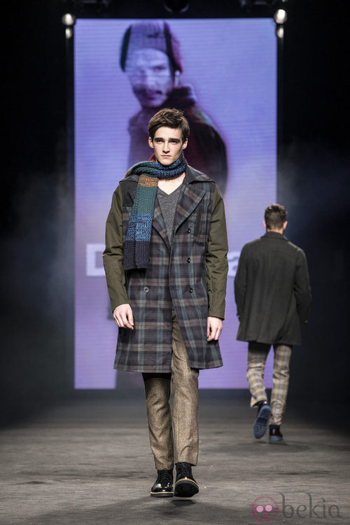 Abrigo de cuadros de la colección otoño/invierno 2015/2016 de Desigual en la 080 Barcelona Fashion
