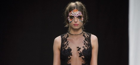Vestido Medusa de Charo Ruiz en el desfile de Maybelline de Madrid Fashion Show Woman