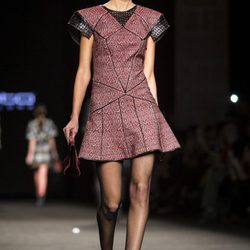 Vestido en color rojo y negro de Custo Barcelona en la 080 Barcelona Fashion 2015