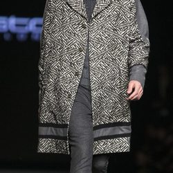 Oriol Elcacho desfilando para Custo Barcelona en la 080 Barcelona Fashion 2015