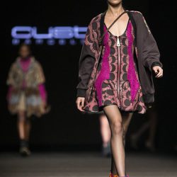 Vestido y abrigo cond etalles en fucsia de Custo Barcelona en la 080 Barcelona Fashion 2015