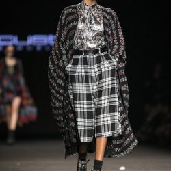 Abrigo y pantalon holgado de Custo Barcelona en la 080 Barcelona Fashion 2015