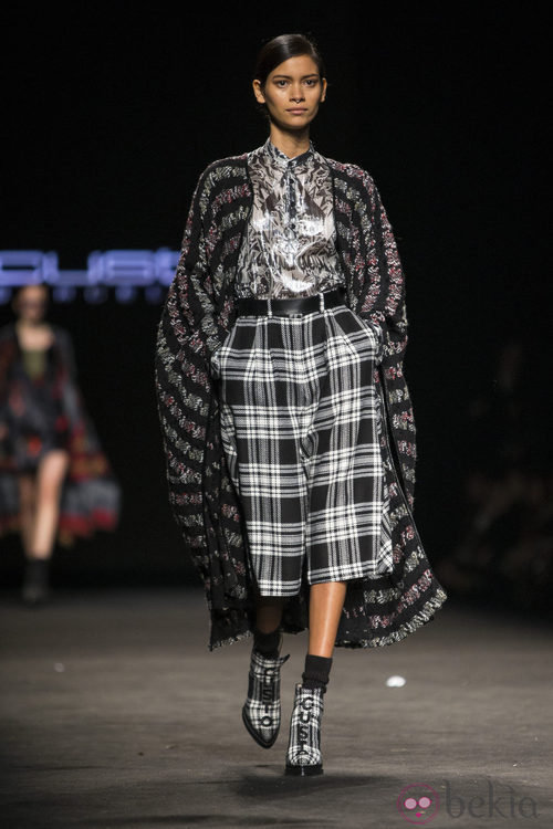 Abrigo y pantalon holgado de Custo Barcelona en la 080 Barcelona Fashion 2015
