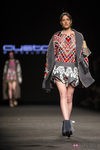 Minifalda y camisa colorida de Custo Barcelona en la 080 Barcelona Fashion 2015