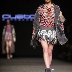 Minifalda y camisa colorida de Custo Barcelona en la 080 Barcelona Fashion 2015