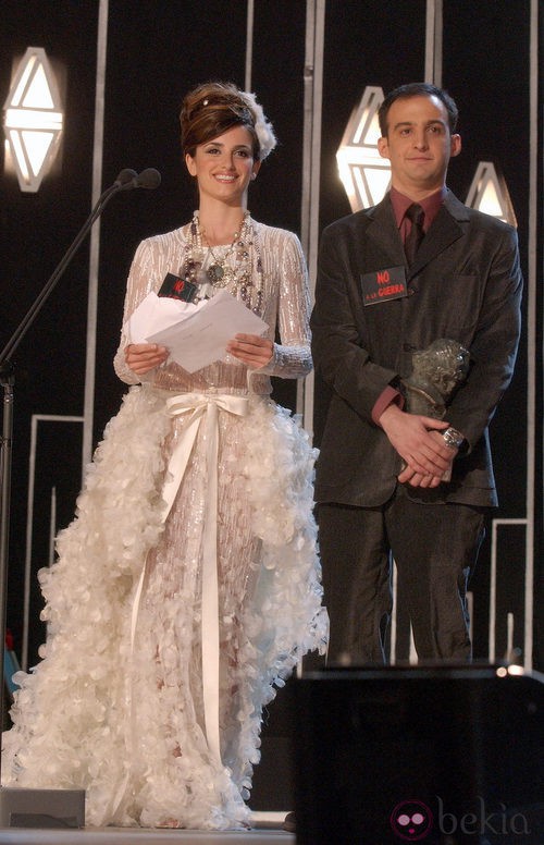 Penélope Cruz con un vestido blanco de Chanel en los Premios Goya 2003