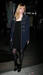 Dakota Johnson con un vestido negro y abrigo marinero
