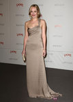 Dakota Johnson con un vestido asimétrico beige