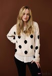 Dakota Johnson con un jersey de lunares grandes negros