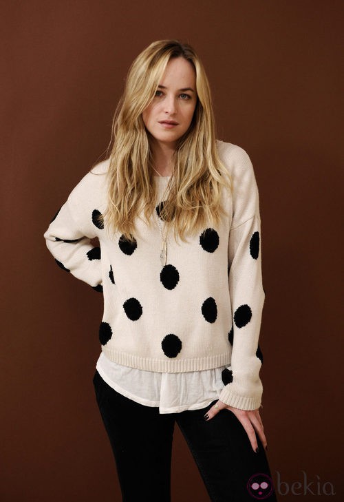 Dakota Johnson con un jersey de lunares grandes negros