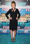Dakota Johnson con un vestido negro con corbata del mismo color