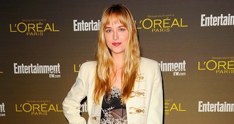 Dakota Johnson con unos pantalones midi negros
