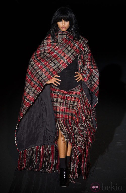 Mantón rojo a cuadros de Roberto Verino en Madrid Fashion Week para otoño/invierno 2015/2016