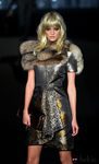 Vestido plata y dorado con estola de Roberto Verino en Madrid Fashion Week para otoño/invierno 2015/2016
