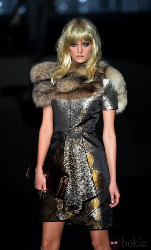 Vestido plata y dorado con estola de Roberto Verino en Madrid Fashion Week para otoño/invierno 2015/2016