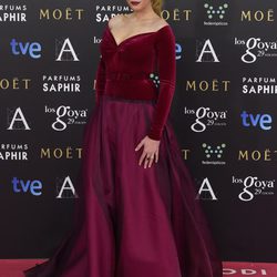 Carolina Bang con un vestido de Lorenzo Caprile en la alfombra roja de los Premios Goya 2015