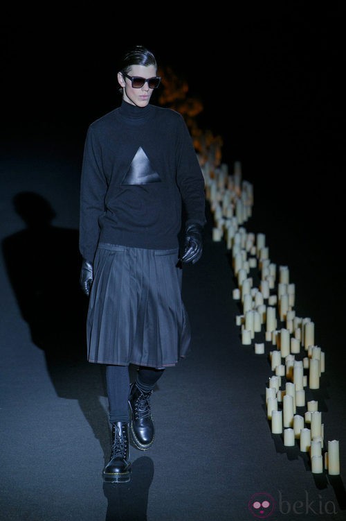 Falda y jersey negros de Davidelfin en Madrid Fashion Week para otoño/invierno 2015/2016