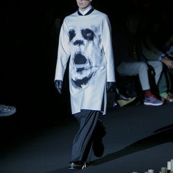 Blusa larga blanca de Davidelfin en Madrid Fashion Week para otoño/invierno 2015/2016