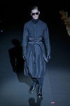 Gabardina negra de Davidelfin en Madrid Fashion Week para otoño/invierno 2015/2016
