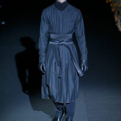Gabardina negra de Davidelfin en Madrid Fashion Week para otoño/invierno 2015/2016