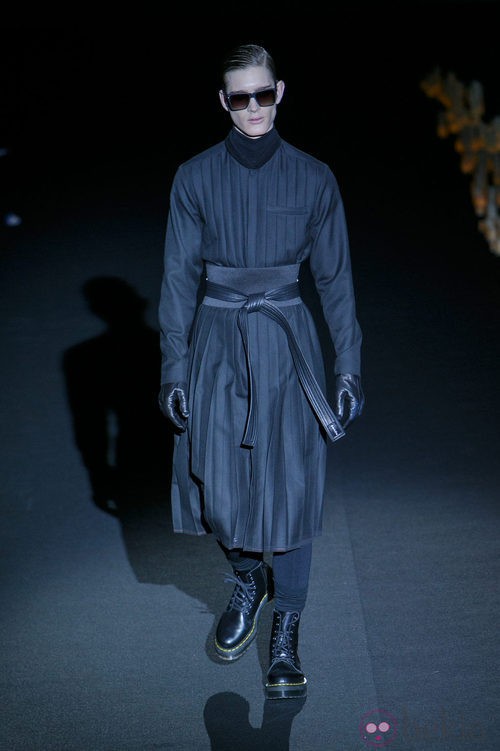 Gabardina negra de Davidelfin en Madrid Fashion Week para otoño/invierno 2015/2016
