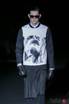 Jersey blanco y falda masculina de Davidelfin en Madrid Fashion Week para otoño/invierno 2015/2016