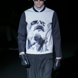 Jersey blanco y falda masculina de Davidelfin en Madrid Fashion Week para otoño/invierno 2015/2016