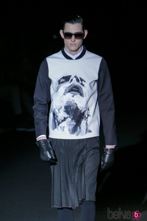 Jersey blanco y falda masculina de Davidelfin en Madrid Fashion Week para otoño/invierno 2015/2016