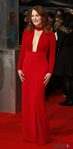 Julianne Moore con un vestido rojo en la alfombra roja de los Premios BAFTA 2015