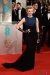 Natalie Dormer con un vestido azul y negro en la alfombra roja de los BAFTA 2015
